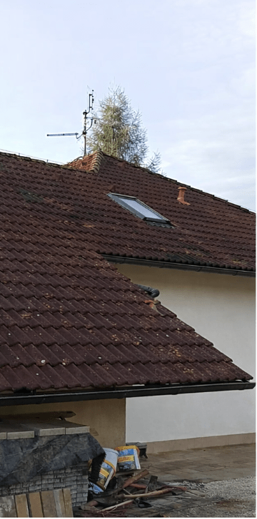 Profesionální mytí fasády a čištění střechy v Lounech před čištěním