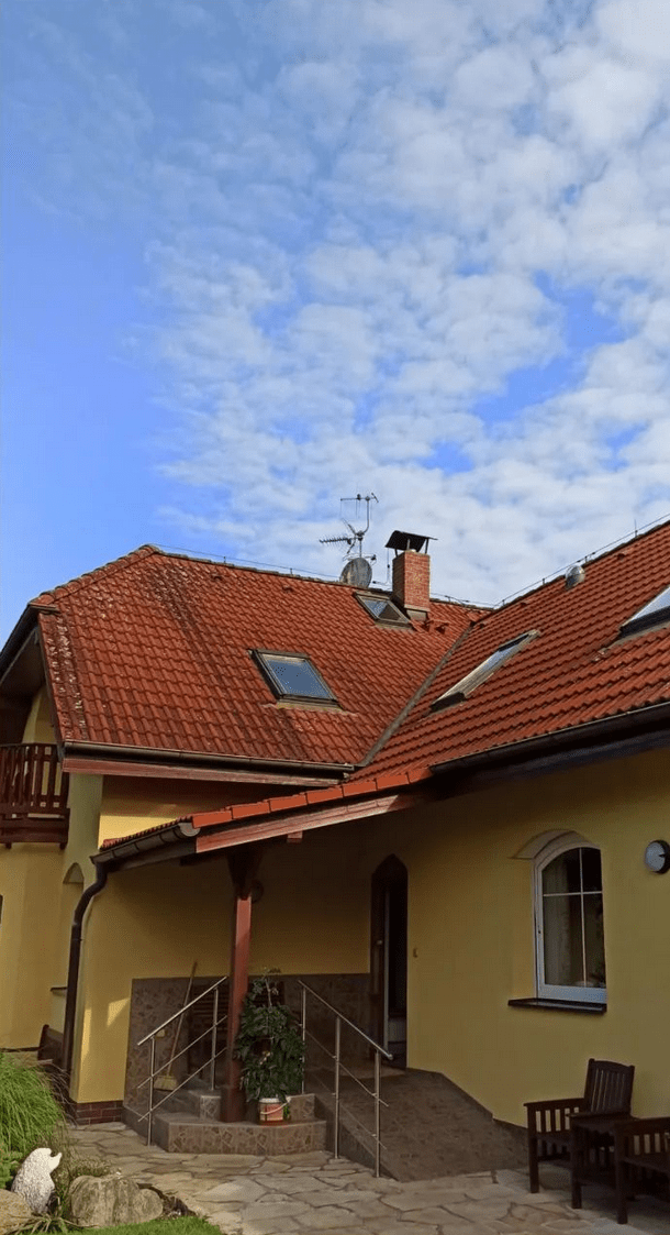 Čištění střechy Mělník – vysokotlaké mytí a impregnace střechy před čištěním