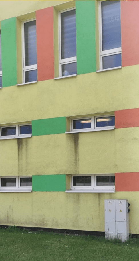 Mytí fasády panelového domu Nové Strašecí před čištěním