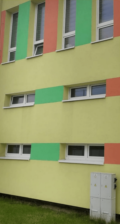 Mytí fasády panelového domu Nové Strašecí po čištění