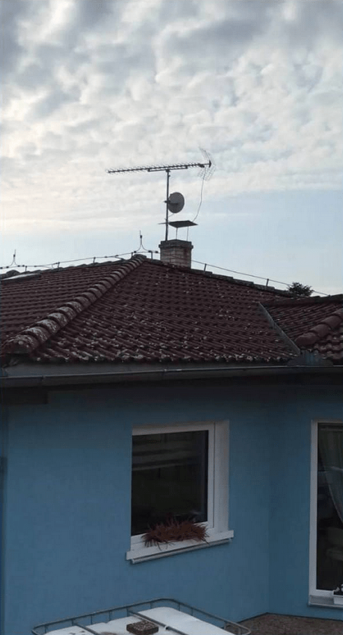 Čištění střechy v Mělníku před čištěním
