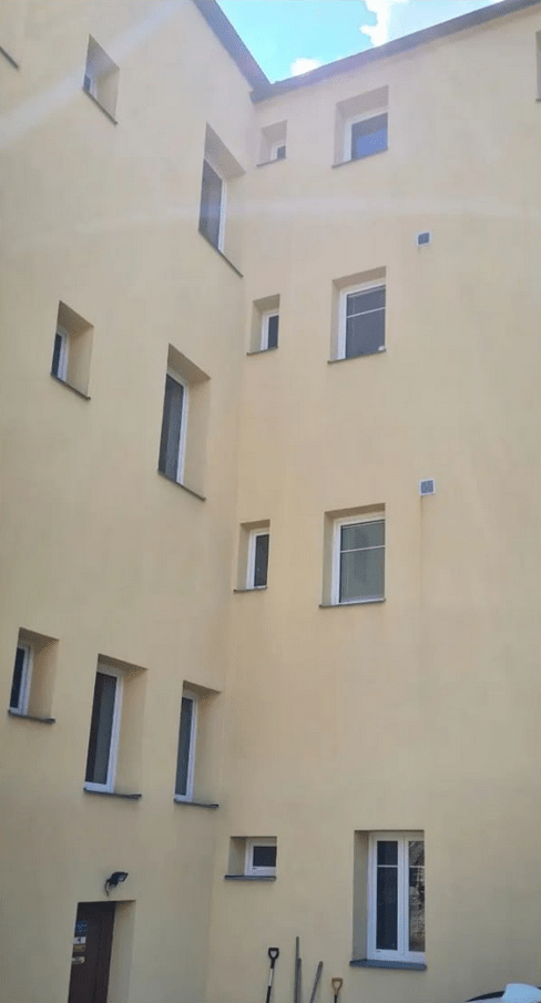 Mytí fasády bytového domu v Nových Strašecích (Středočeský Kraj) po čištění