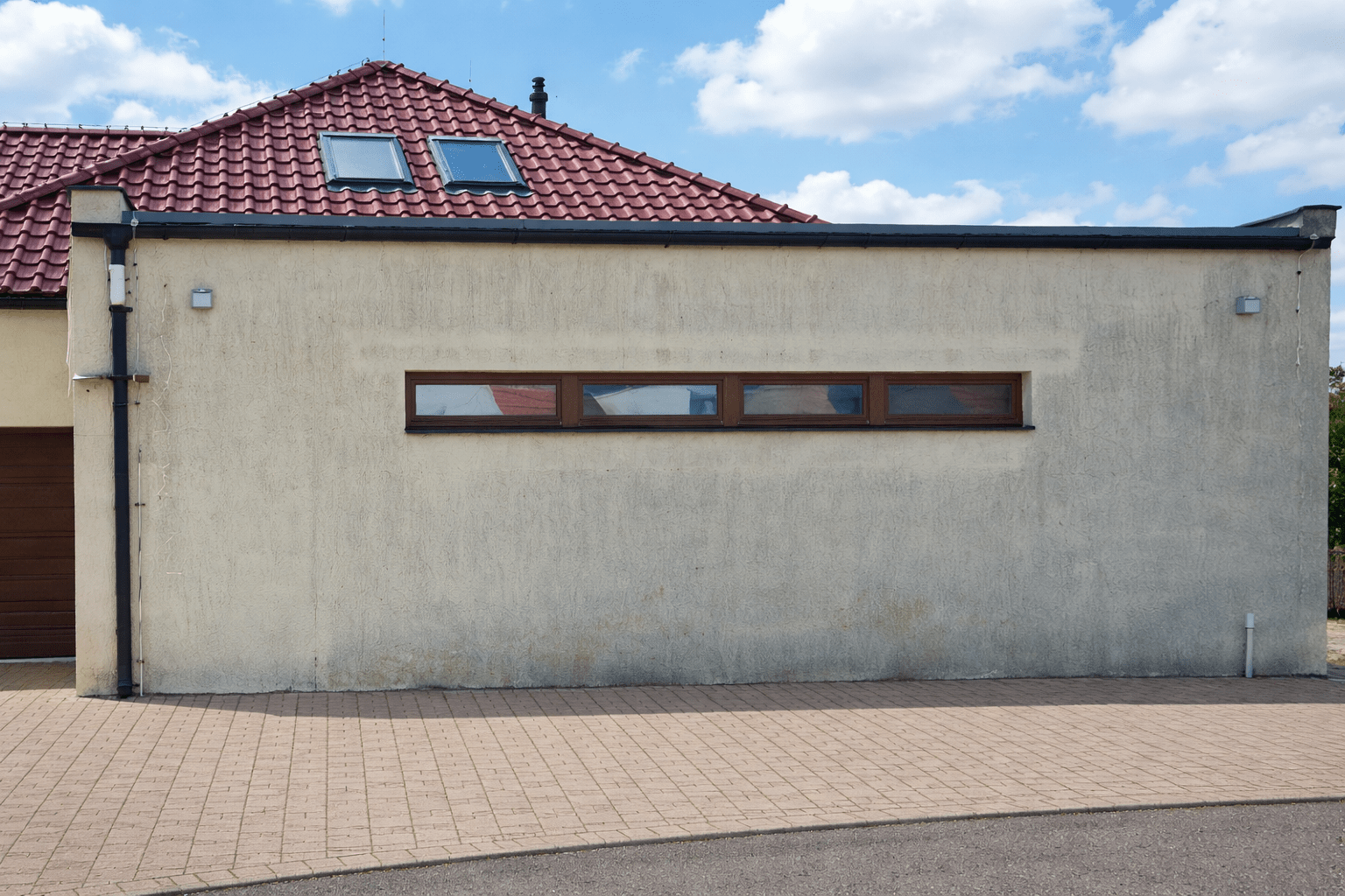 Mytí fasády Červený Újezd: Jak jsme zatočili s plísní a řasami na fasádě před čištěním