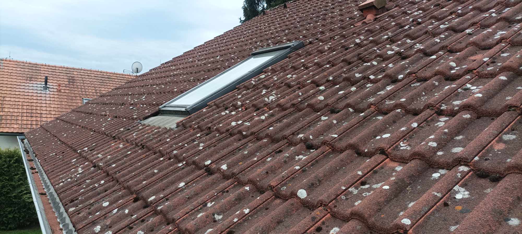 Profesionální čištění střechy v Řevnicích: 260 m² za jediný den před čištěním