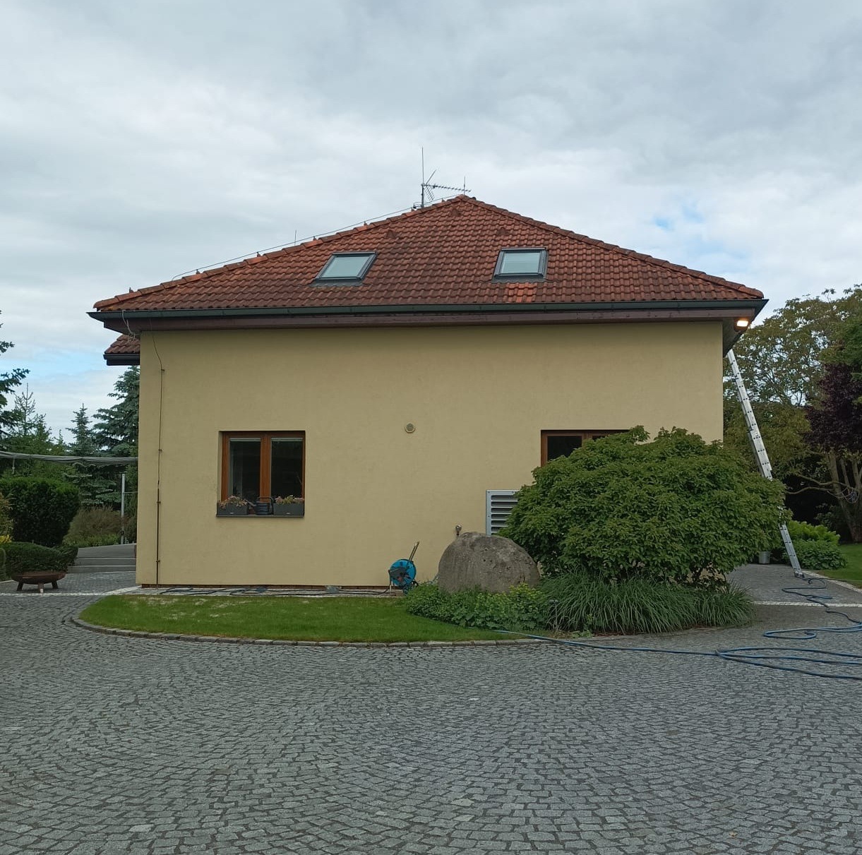 Profesionální čištění střechy Štěchovice: Jak vrátit vaší střeše původní vzhled? před čištěním