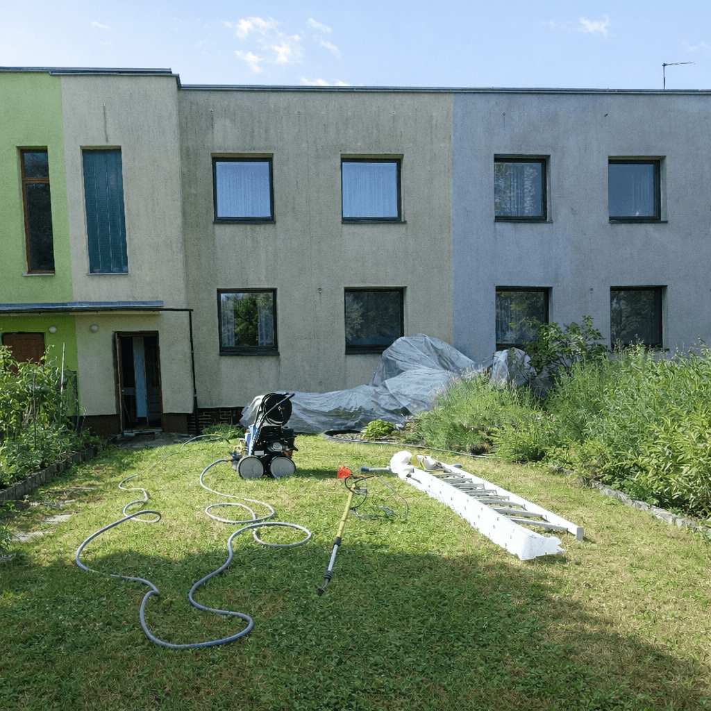 Čištění fasády Dolní Počernice: Jak ušetřit za lešení a plošinu? před čištěním