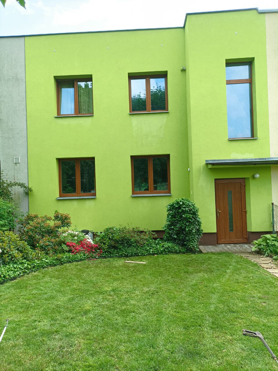 Mytí fasády rodinného domu: Realizace Praha – Dolní Počernice po čištění