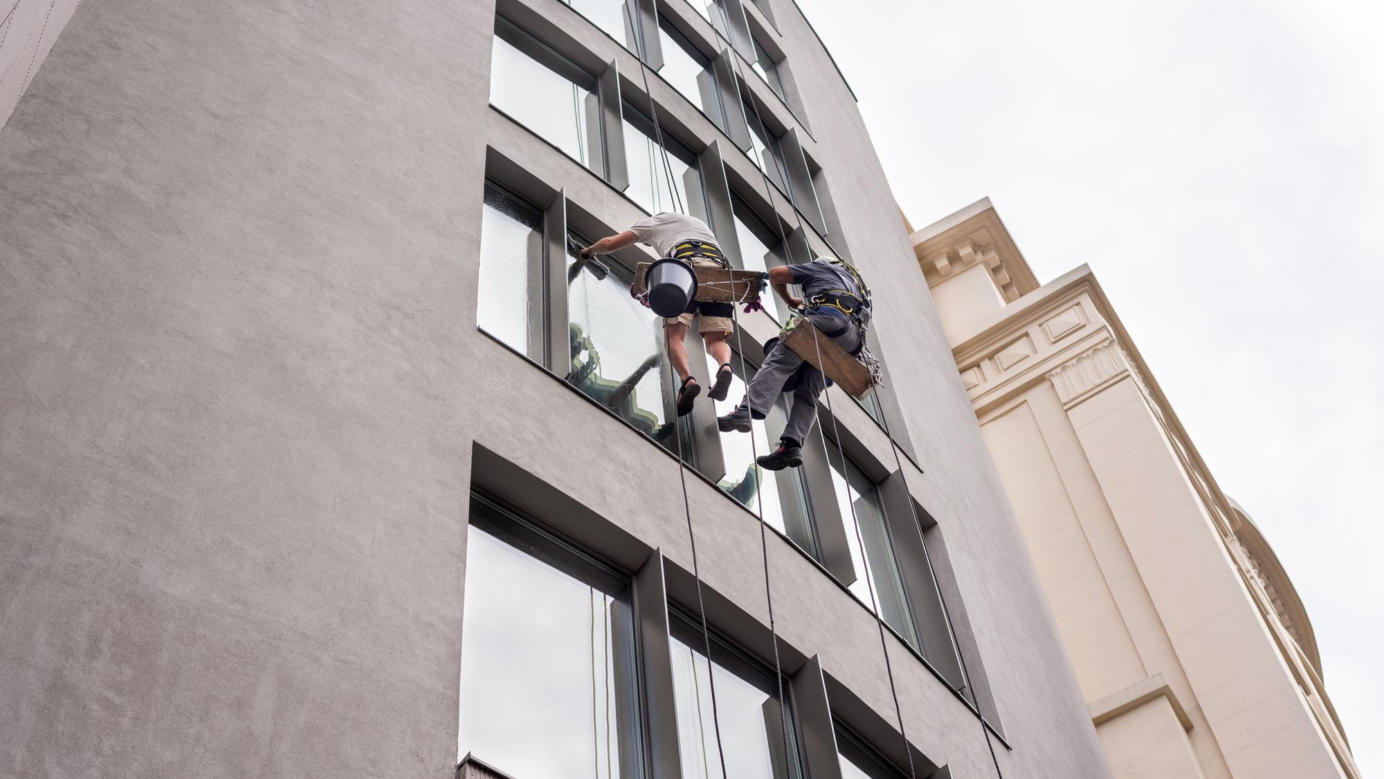 MYTÍ OKEN A SKLENĚNÝCH FASÁD