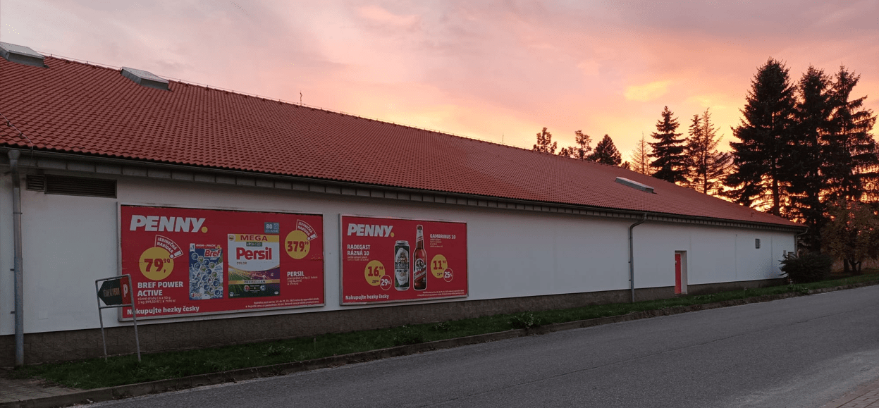 Profesionální mytí střechy Penny Market Březnice: 1900 m² za rekordní čas po čištění