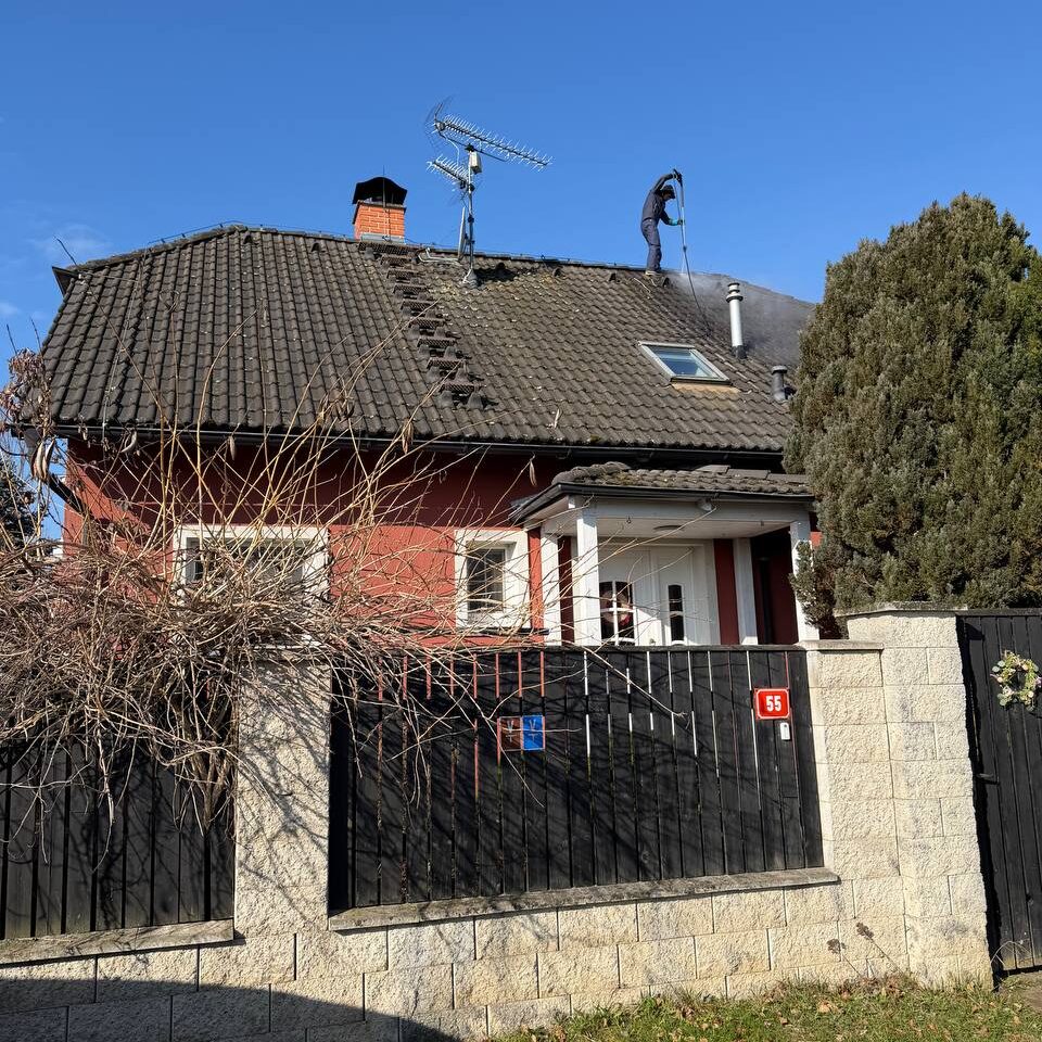 znečištěná střecha rodinného domu Mnichovice před čištěním mechu a lišejníků
