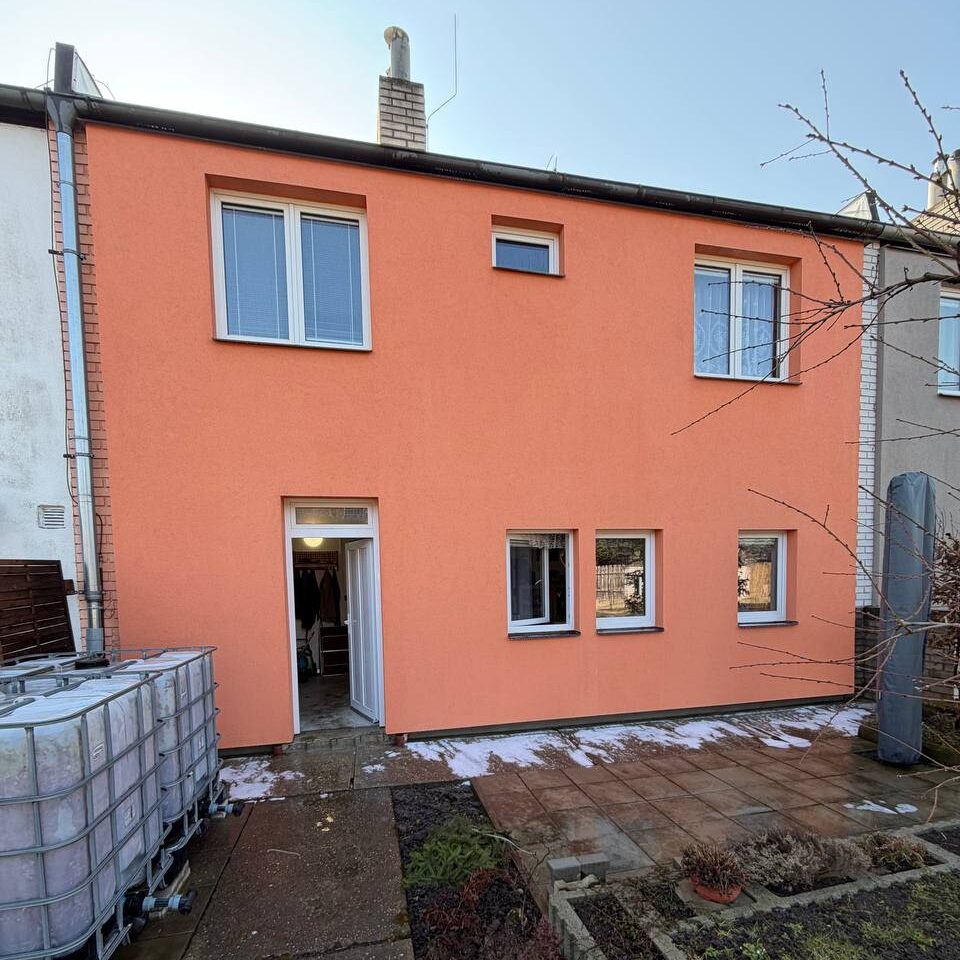 vyčištěná fasáda rodinného domu Praha Vinoř po profesionálním čištění umejdum.cz 