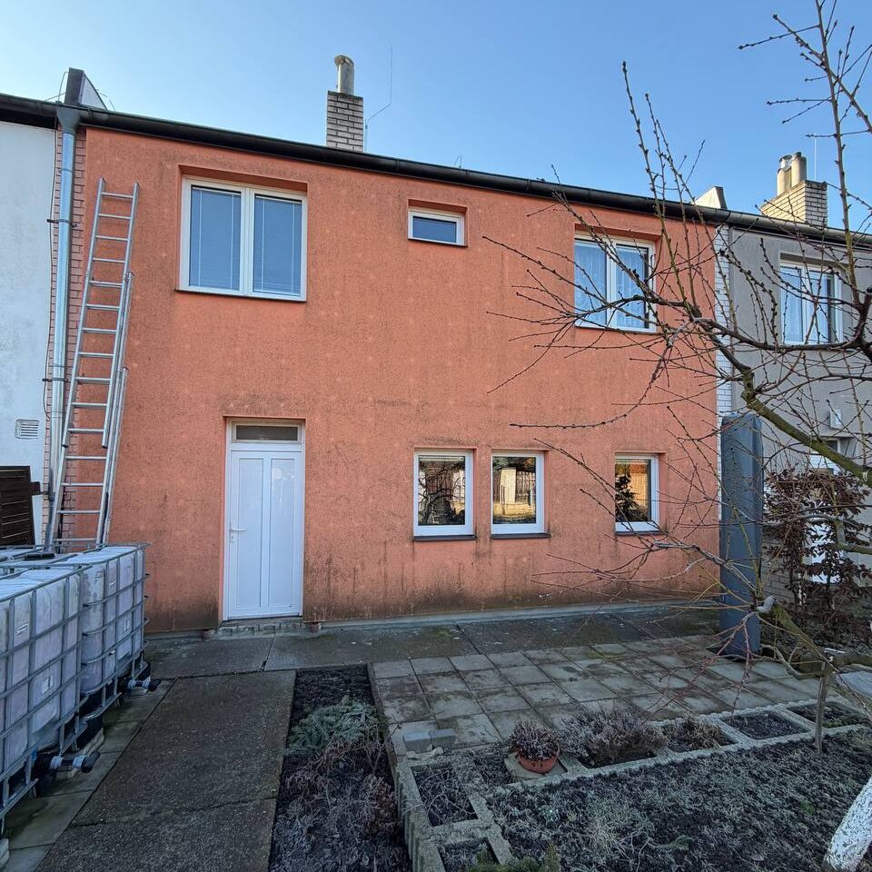 znečištěná fasáda rodinného domu Praha Vinoř před čištěním řas a plísní