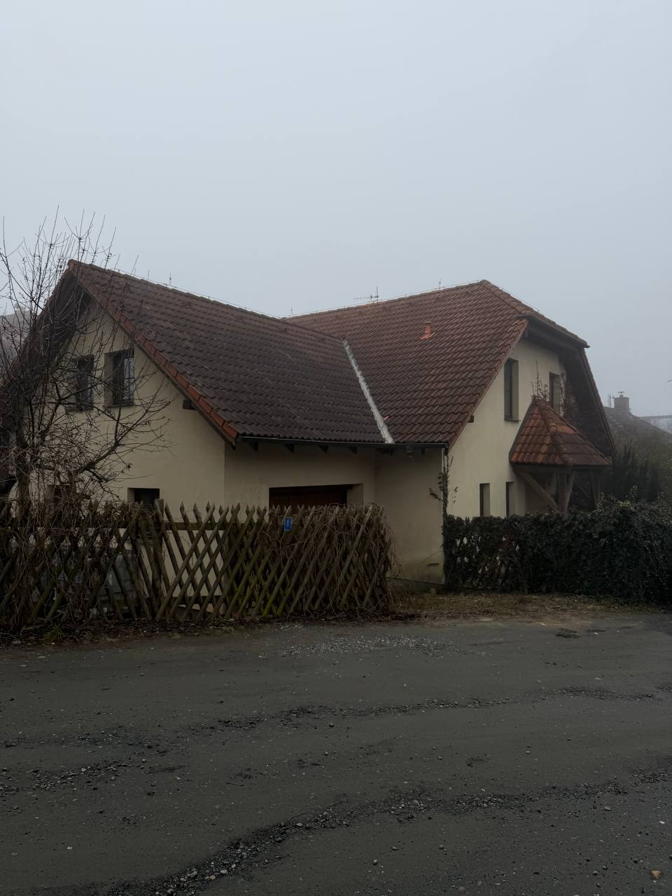 Čištění střechy Zdiby u Prahy – profesionální odstranění mechů před čištěním