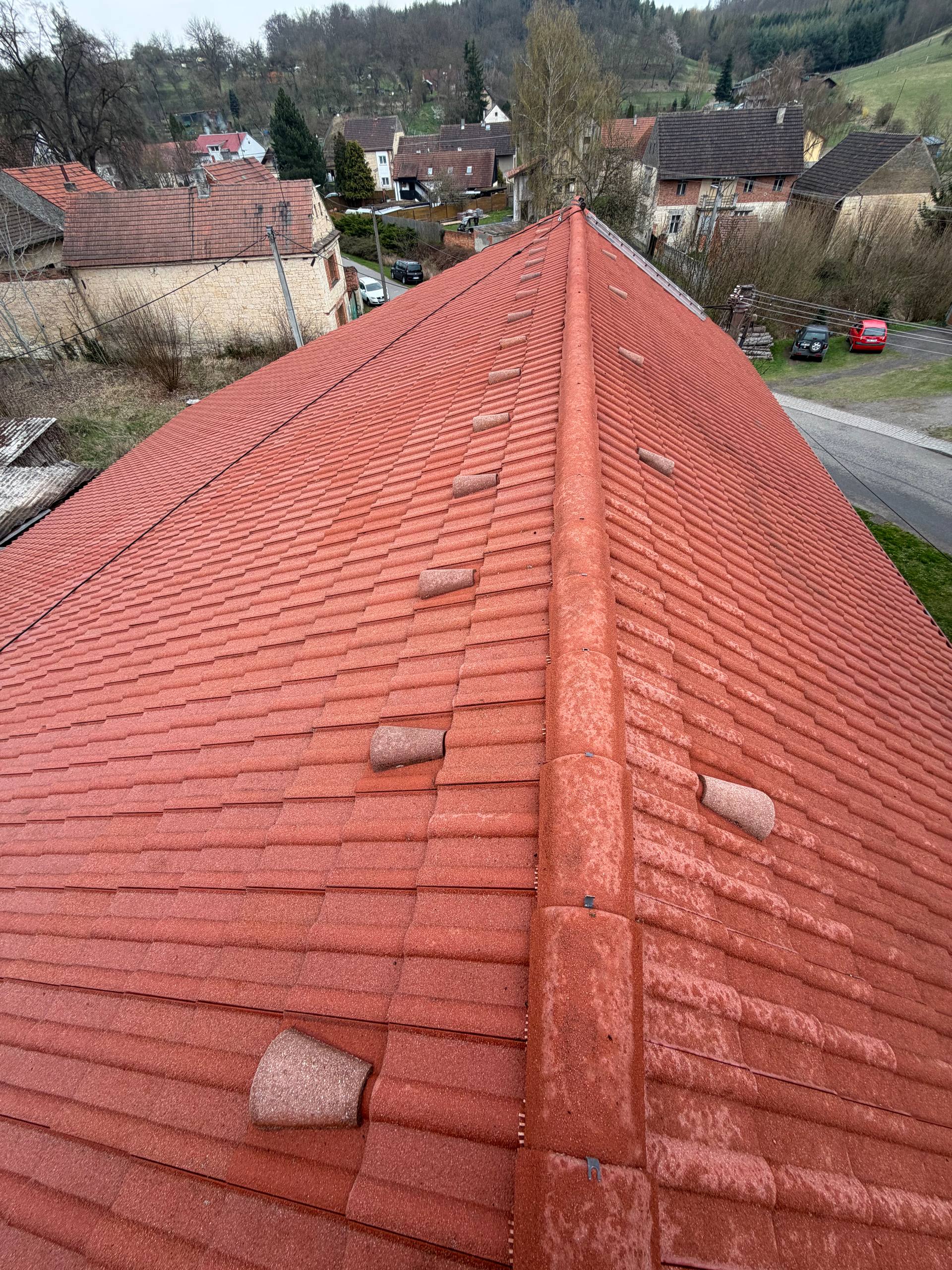 Čištění střechy Rakovník – vysokotlaké mytí a impregnace střechy po čištění