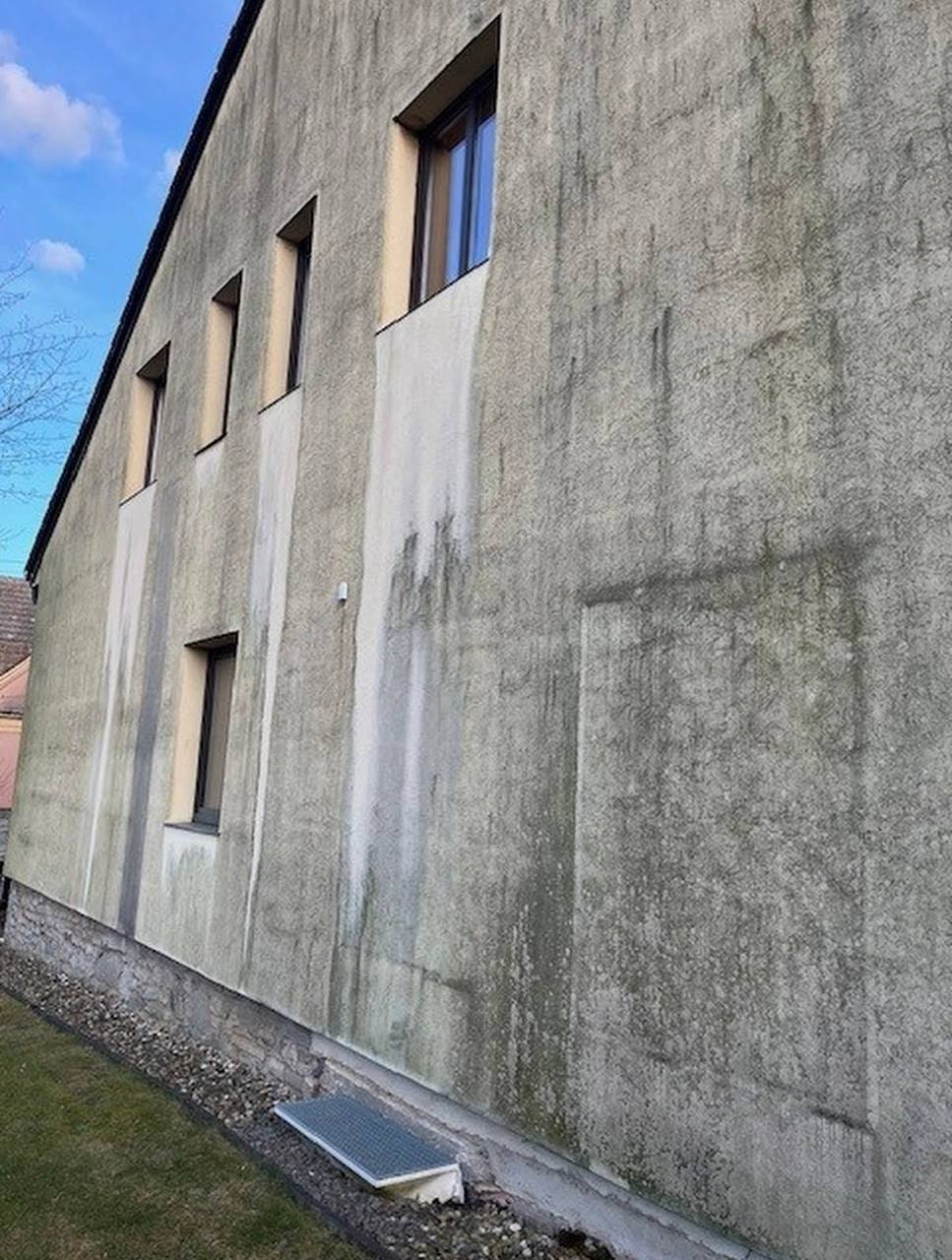 Čištění fasády Mezouň – odstranění nečistot a zelených map před čištěním