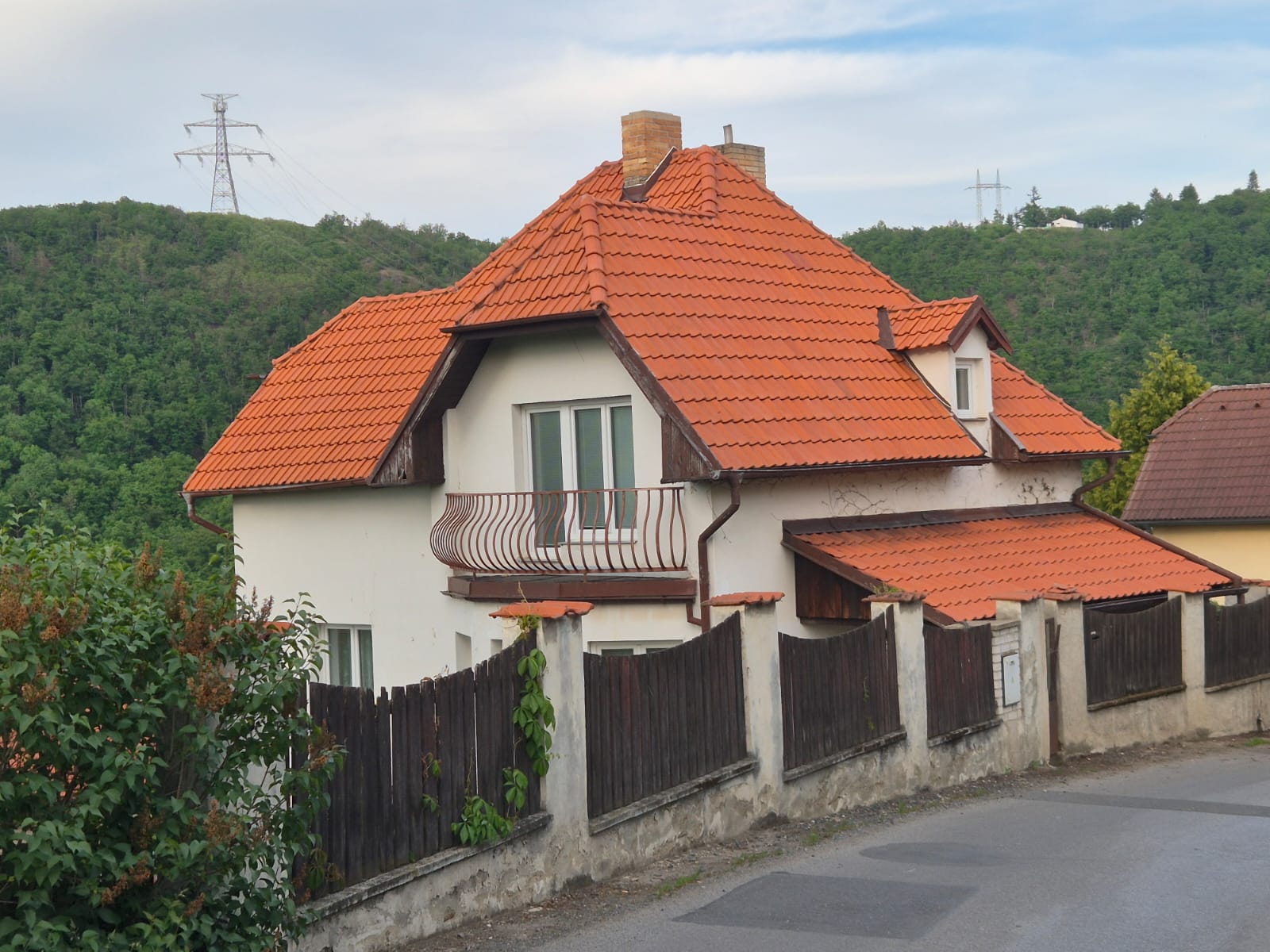 Čištění střechy Měchenice  – odstranění smogu a navrácení původní barvy po čištění