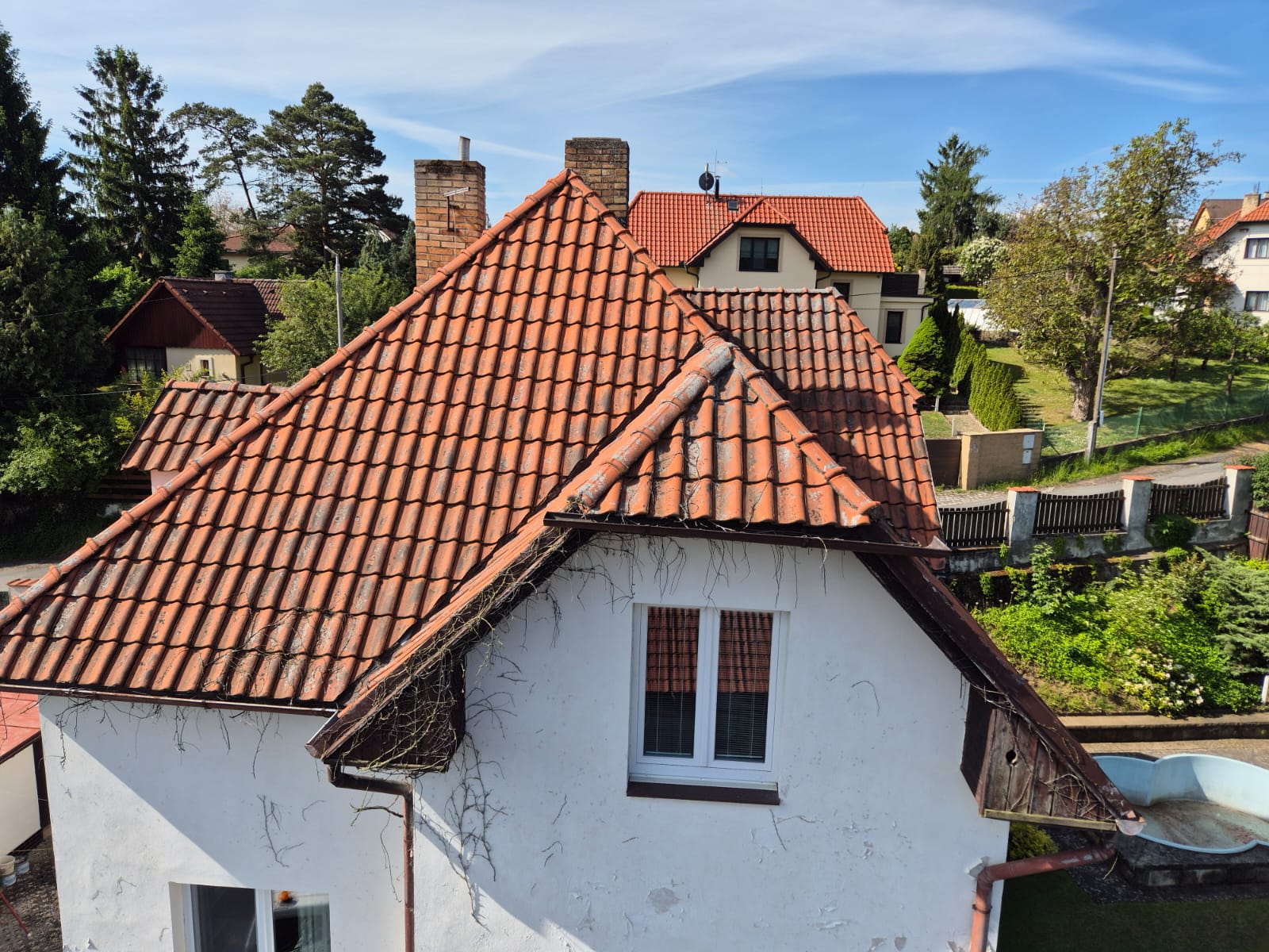 Čištění střechy Měchenice  – odstranění smogu a navrácení původní barvy před čištěním